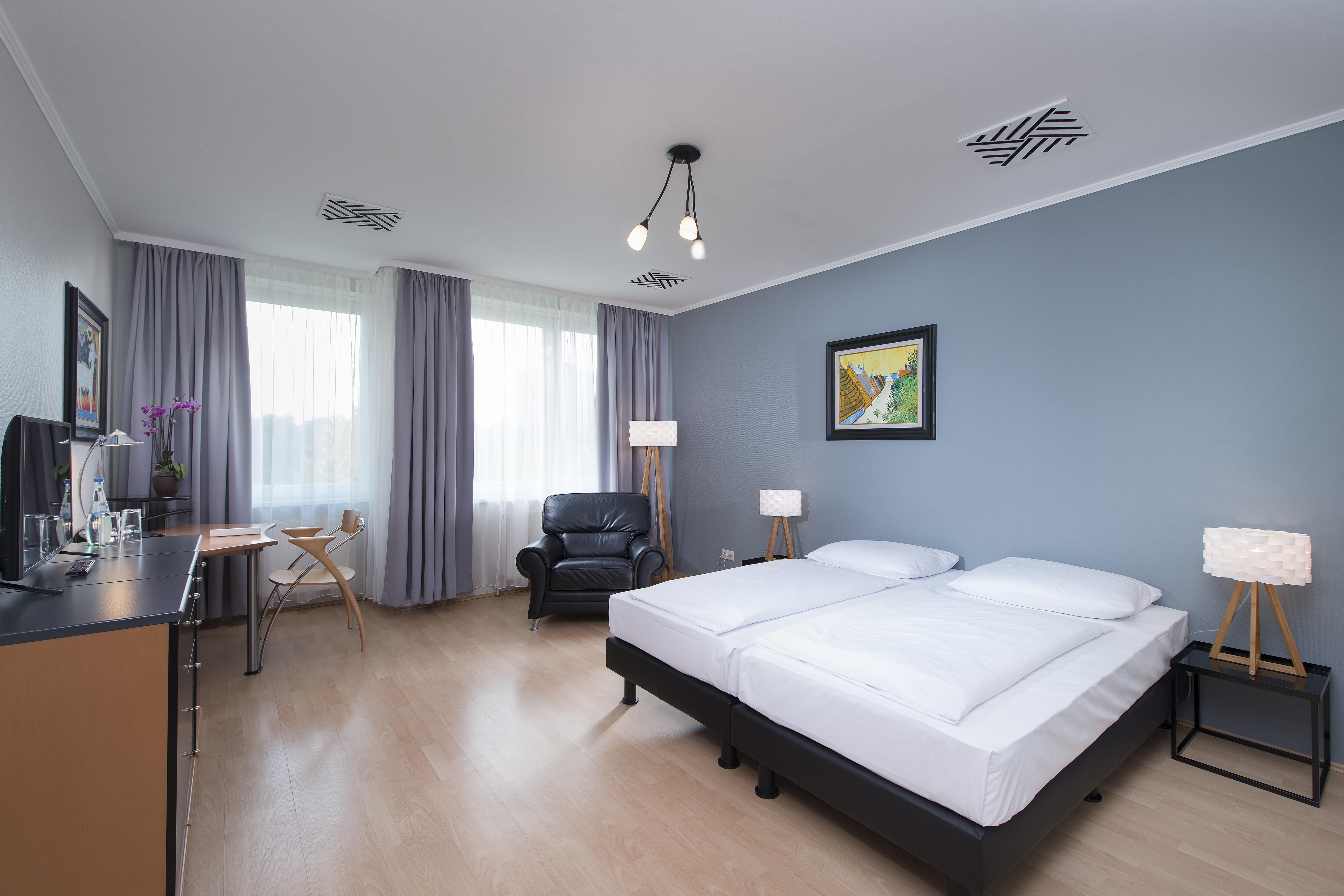 City Hotel Berlin East Room photo