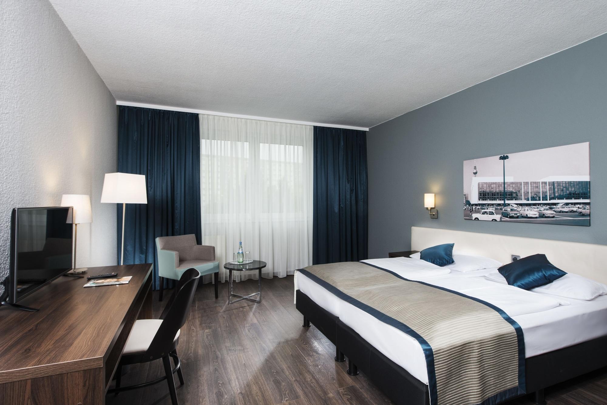 City Hotel Berlin East Room photo