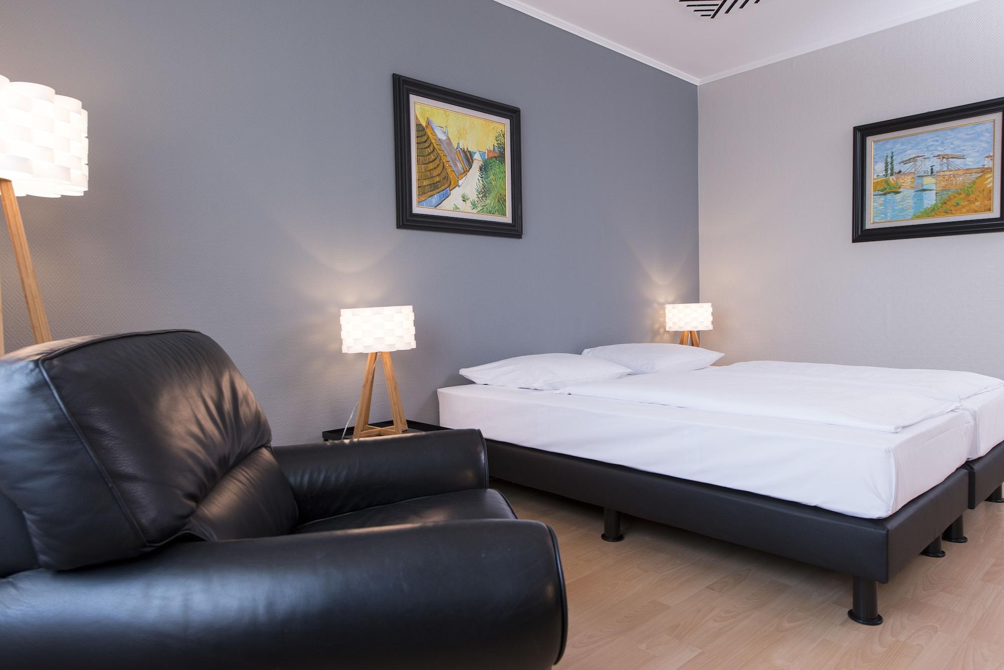 City Hotel Berlin East Room photo