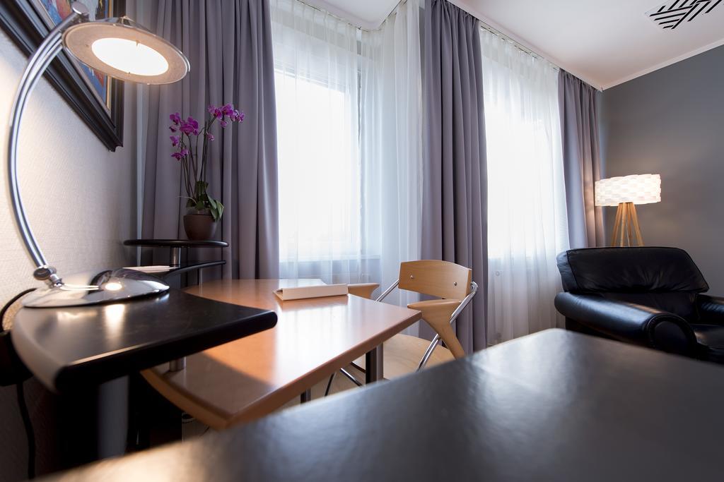 City Hotel Berlin East Room photo